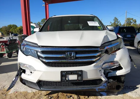 2017 Honda Pilot Touring z USA, uszkodzony, nr VIN 5FNYF6H97HB089389